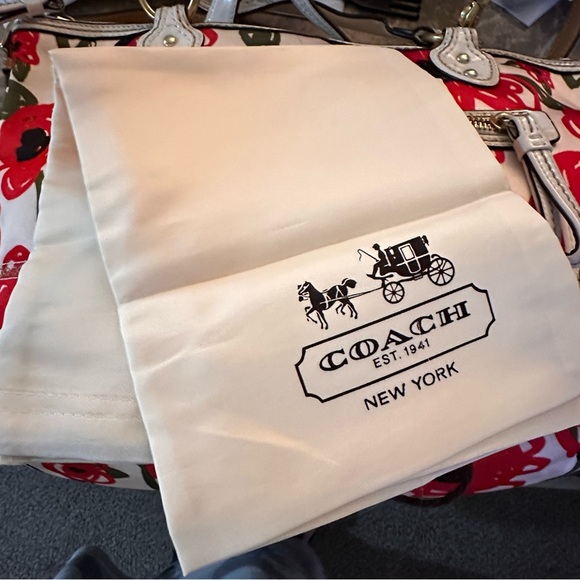 Coach Poppy Hallie tote style #23263. Includes dust bag - Picture 11 of 11